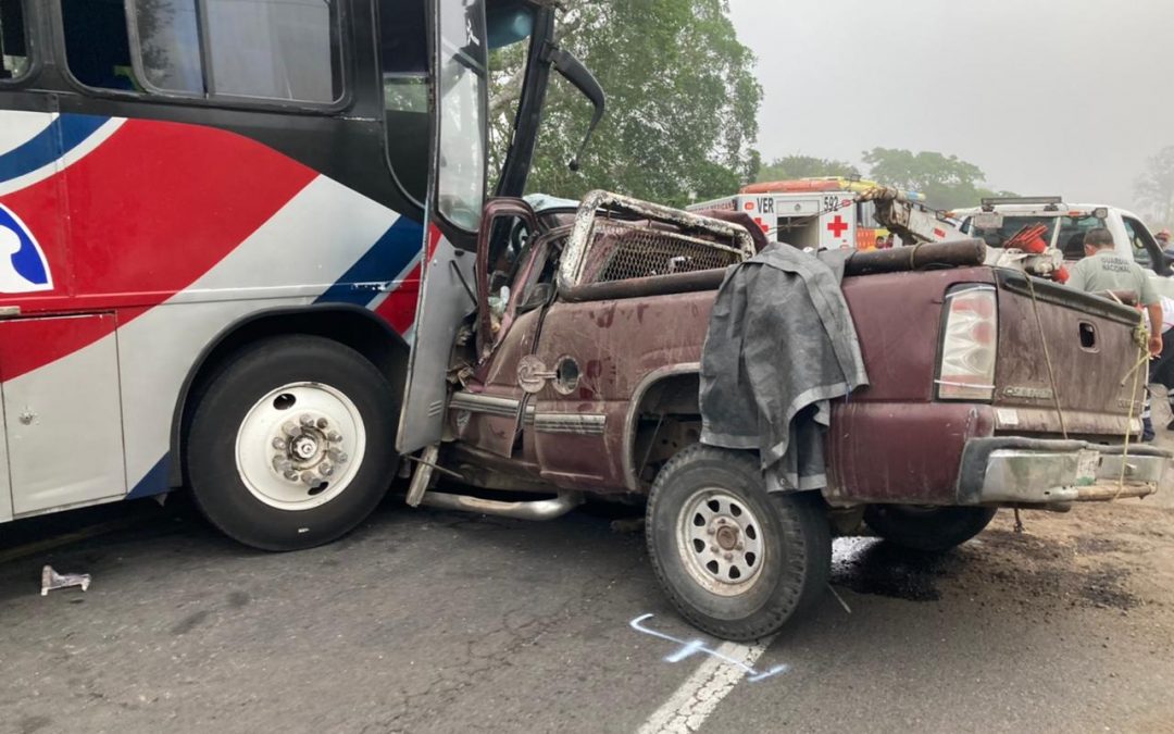 Choca autobús contra camioneta en Veracruz; hay dos muertos (fotos)
