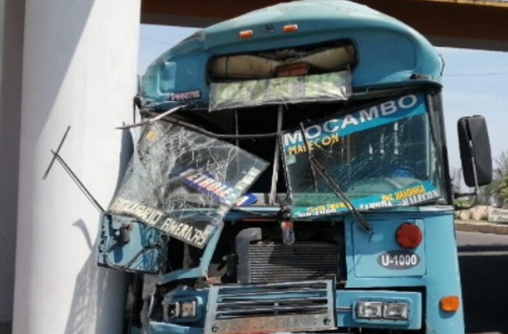CAMIÓN DEL TRANSPORTE CHOCA CONTRA PUENTE