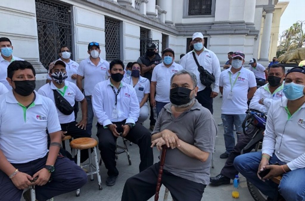 SE MANIFESTAN TRABAJADORES DE CORREOS DE MÉXICO