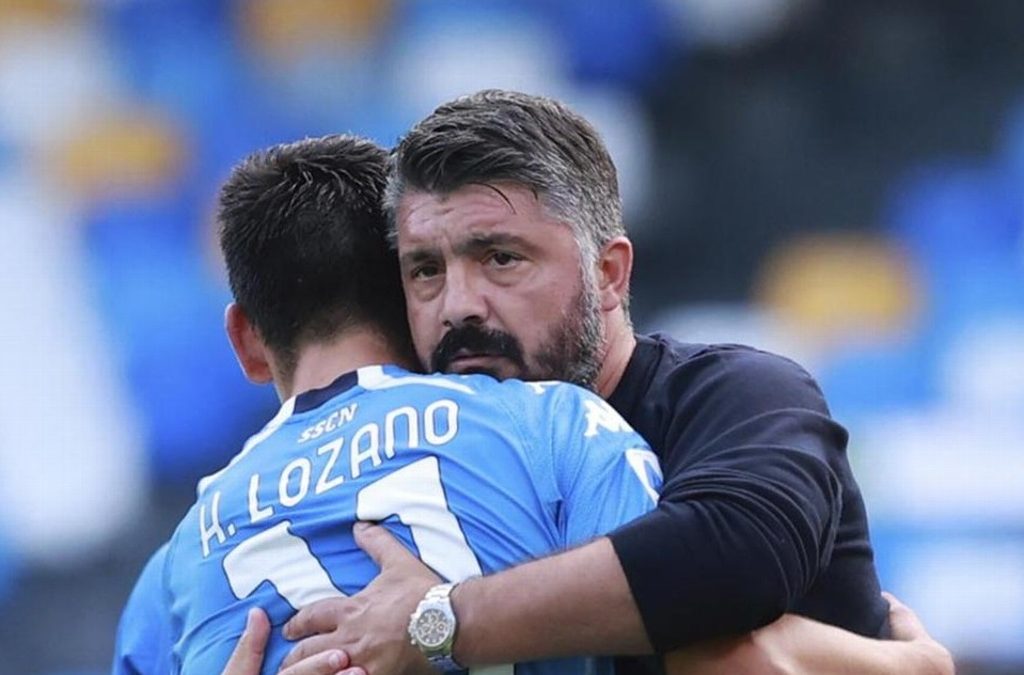 ‘Chucky’ Lozano y Napoli se quedarían sin DT