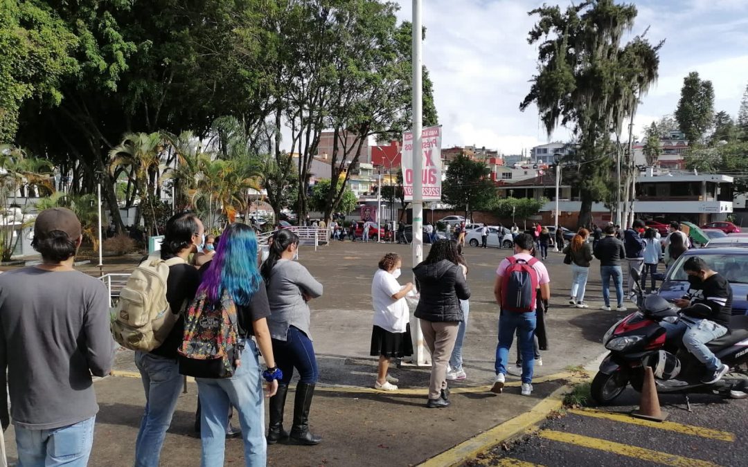 JOVENES ACUDEN A VACUNACION EN XALAPA