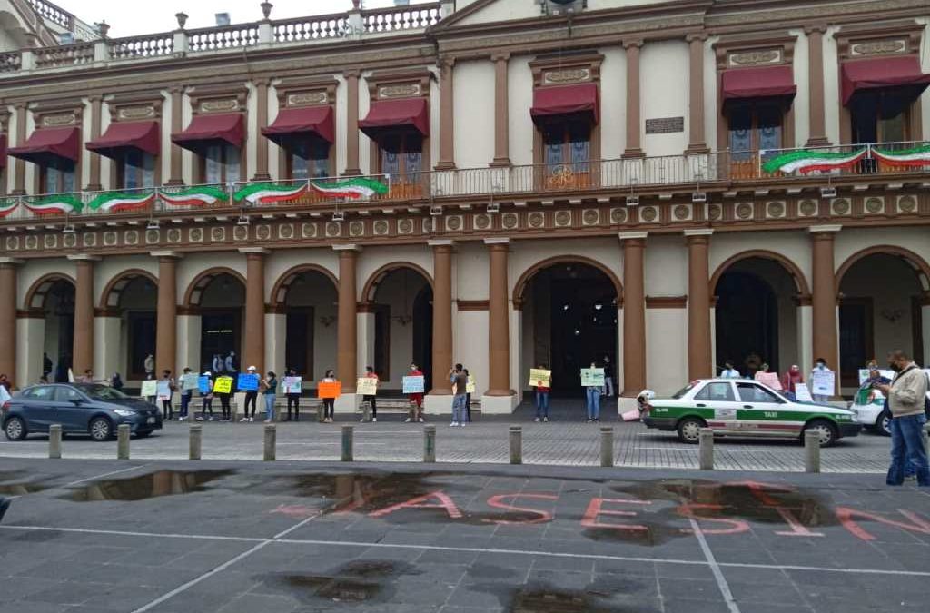 Estudiantes realizan cadena humana en Xalapa, rechazando regreso a clases presencial