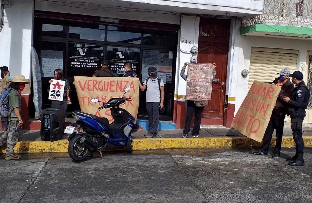 Activistas protestó afuera de las oficinas del Instituto Nacional de Migración por situación de haitianos