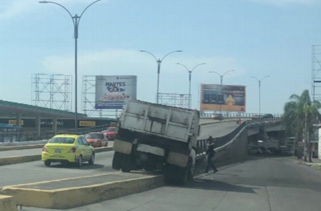 Camión de volteo choca contra barandal de un puente en Veracruz
