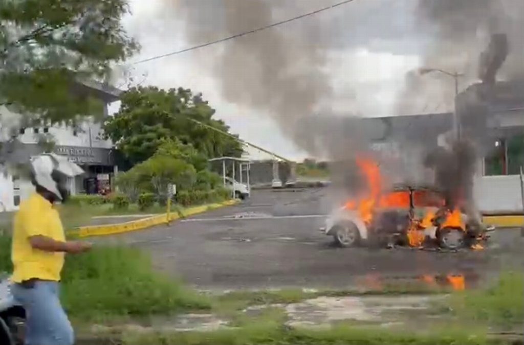 SE QUEMA VOSKSWAGEN FRENTE A FISCALIA DE VERACRUZ