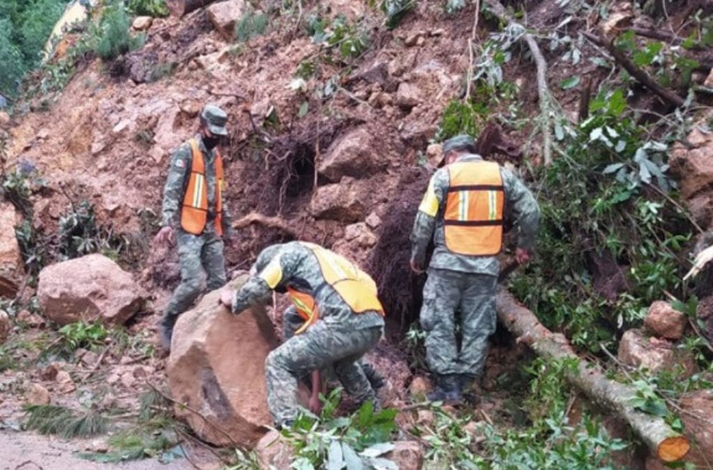 Activan Plan DN-III por deslave de un cerro en autopista de Michoacán