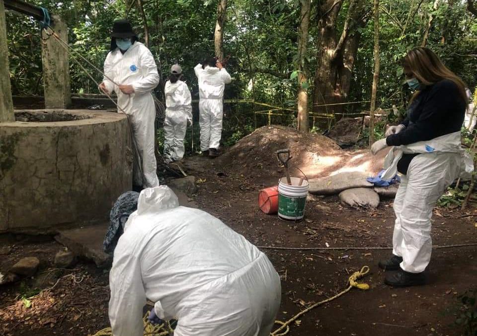 Los restos de al menos 20 personas, fueron encontrados al fondo de un pozo artesiano en la localidad de San Pablo Ojo de Agua