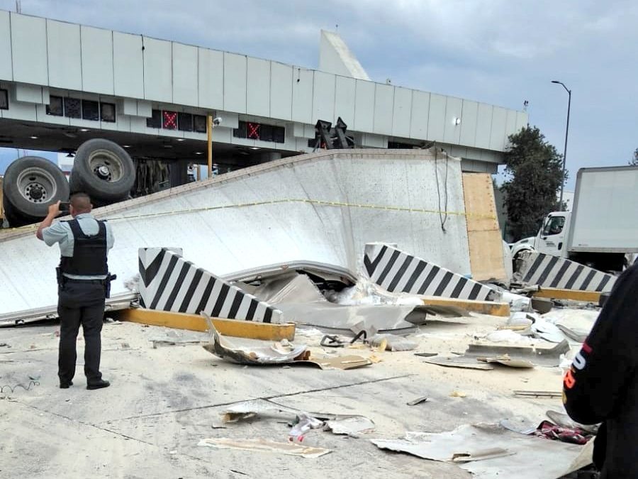 TRAILER SE QUEDA SIN FRENOS Y SE ESTRELLA CONTRA CASETA (FOTOS)