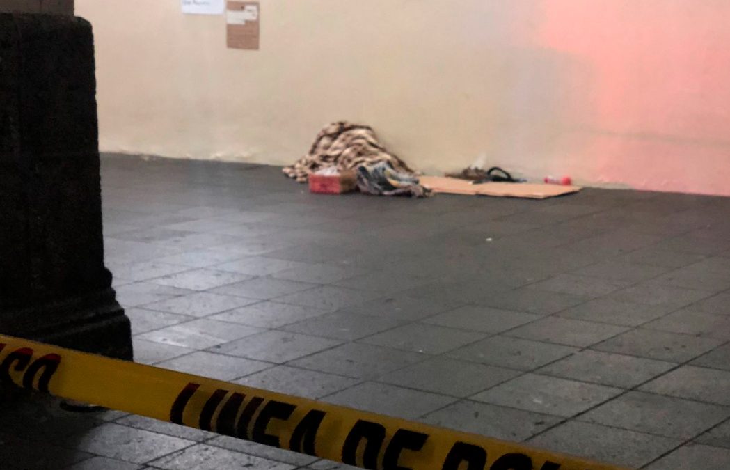 Tras 2 días sin ayuda, muere indigente en bajos de Palacio de Gobierno
