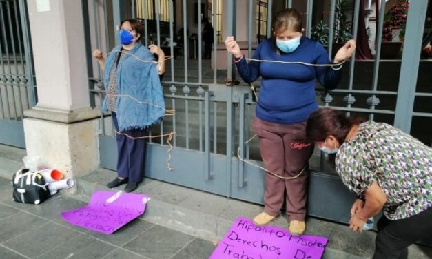 Extrabajadoras se amarran al ayuntamiento de Xalapa para exigir pagos