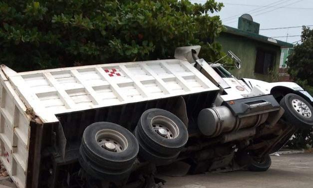 SOCAVÓN SE TRAGA UN VOLTEO Y UN AUTO QUEDA SEMI SEPULTADO