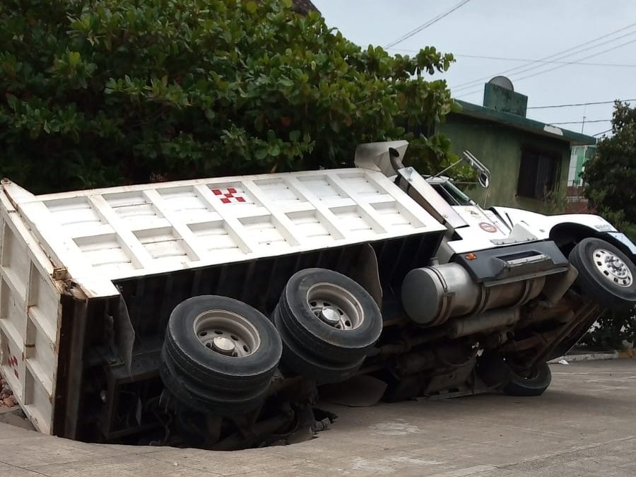 SOCAVÓN SE TRAGA UN VOLTEO Y UN AUTO QUEDA SEMI SEPULTADO