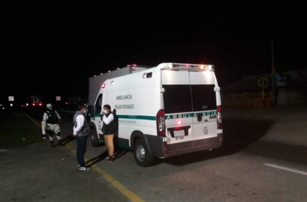 VEHICULO DE IMSS SUPUESTAMENTE TRANSPORTABA MIGRANTES