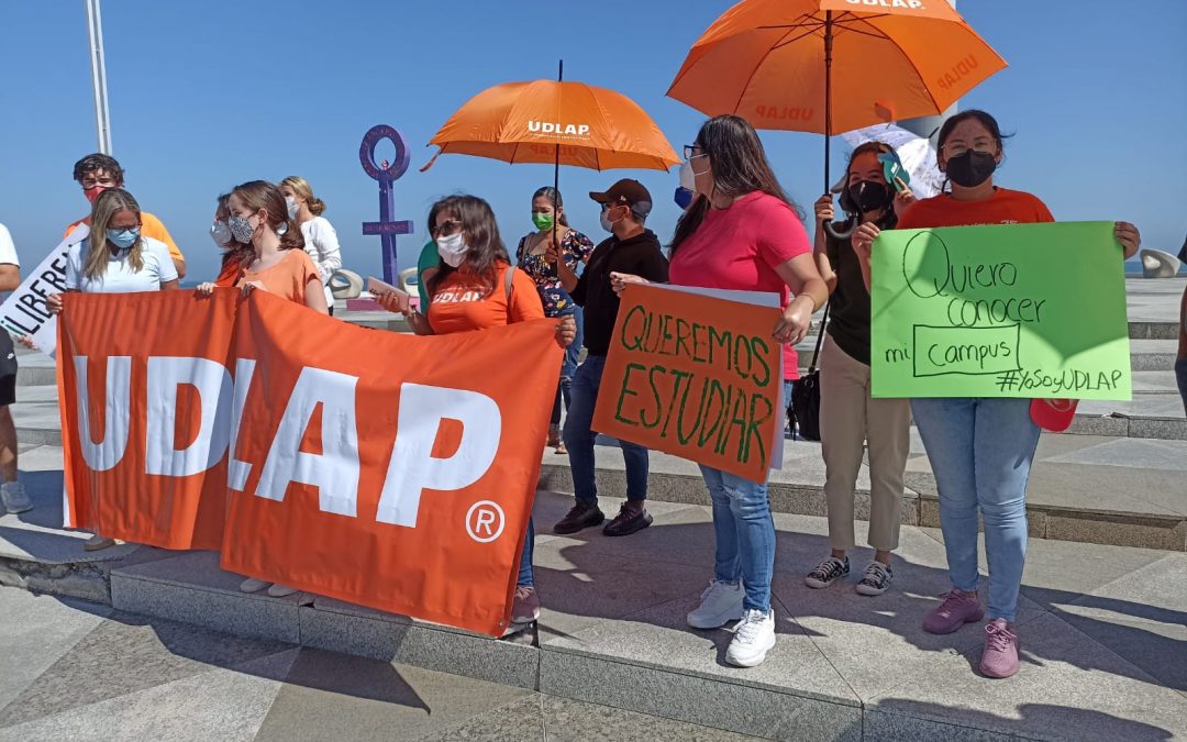 Protestan en Veracruz para exigir la liberación del campus de la UDLAP