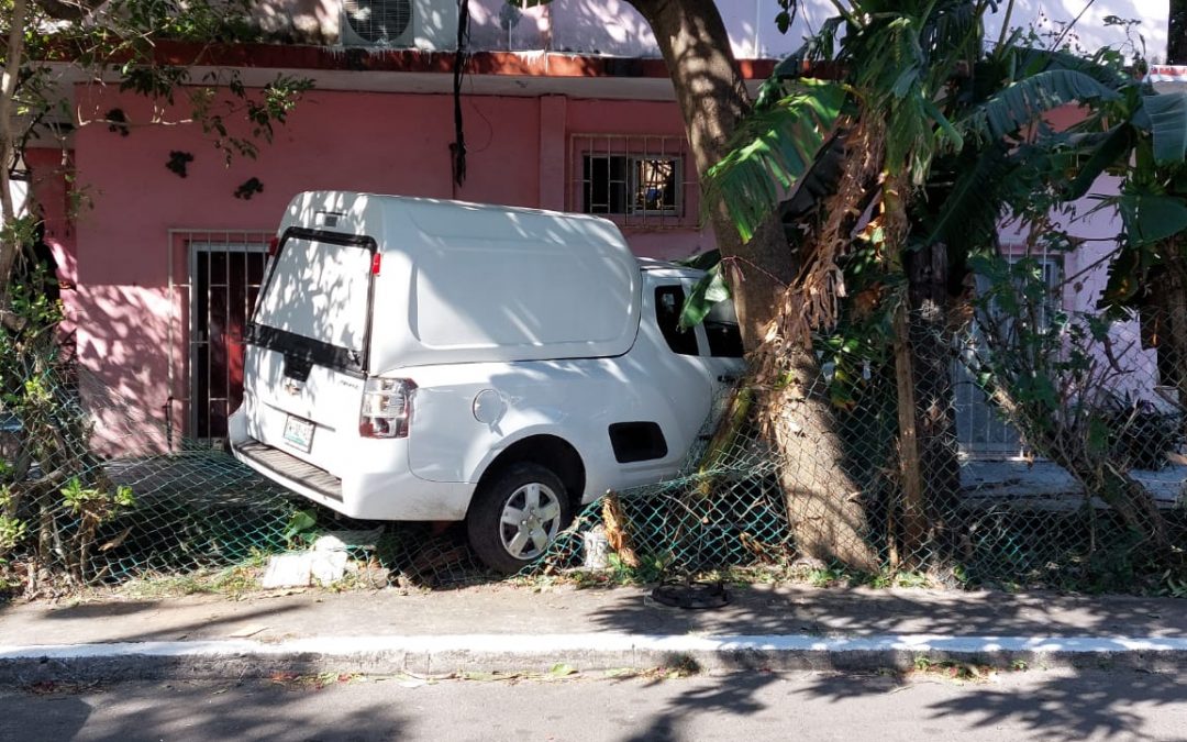 Camioneta se impacta contra una casa en la colonia Remes