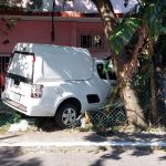 Camioneta se impacta contra una casa en la colonia Remes