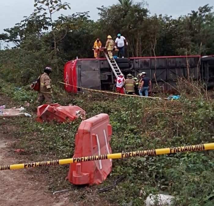 MORTAL CHOQUE CONTRA DOS MOLES A CERO(fotos)UN AUTOBÚS DEL ADO CONTRA UN VOLQUETE