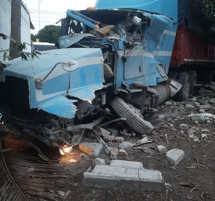 TRAILER SE SALE DE LA CARRETERA Y MATA A DOS PERSONAS