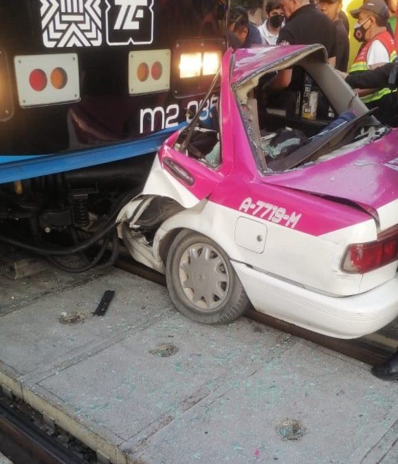TREN LIGERO EMBISTE A TAXI