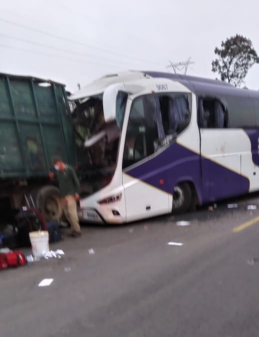 AUTOBUS CHOCA CONTRA TRAILER Y DEJA 30 LESIONADOS