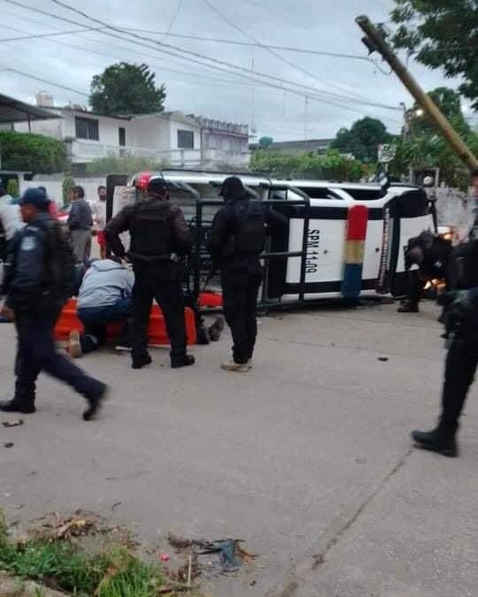 PATRULLA DE LA POLICA MUNICIPAL CHOCA CONTRA TAXISTA.