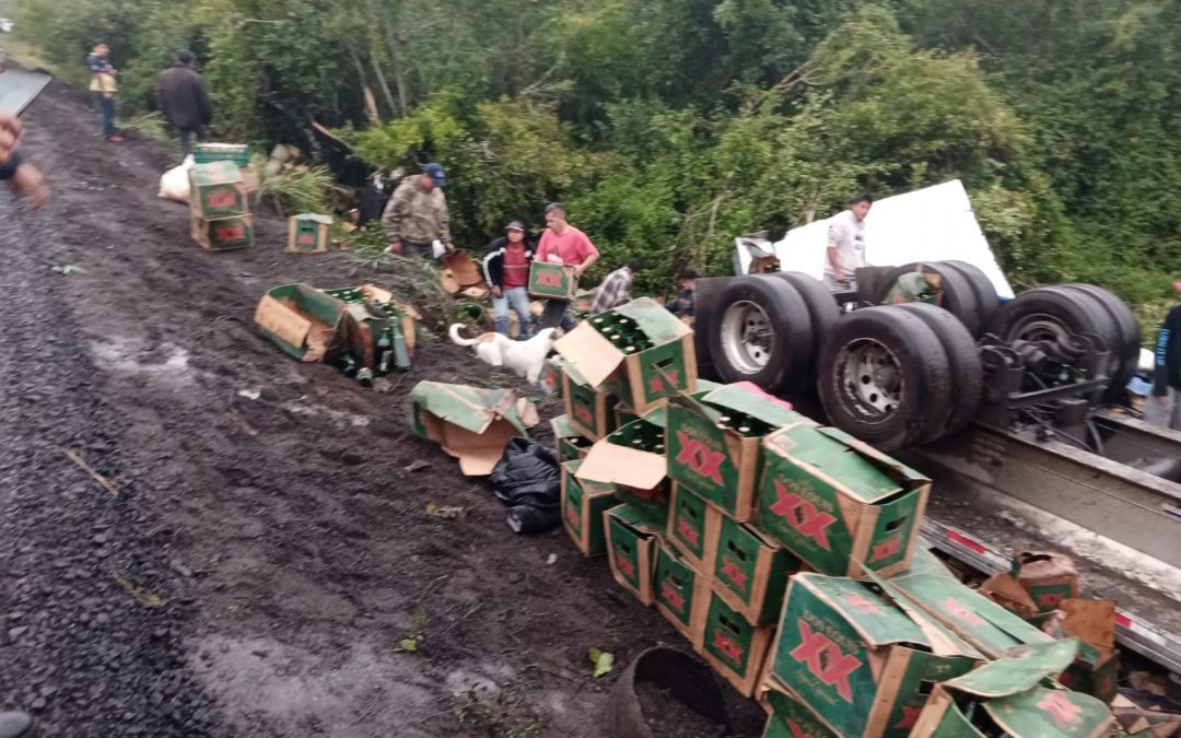 VUELCA TRAILER CARGADO DE CERVEZA