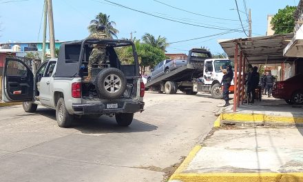 Aseguran vehículo que participó en intento de robo en Plaza Forum