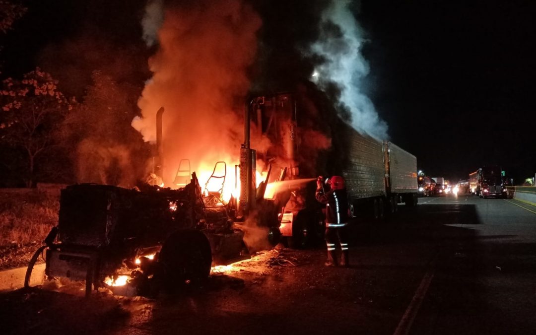 Se incendia Trailer a la altura de la caseta de Cuitlahuac.