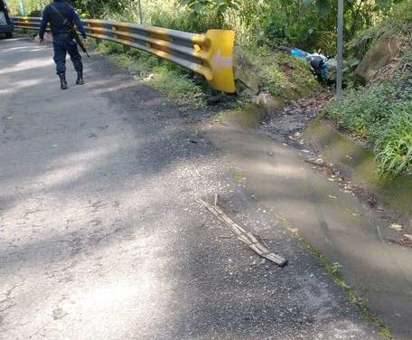 Muere motociclista tras derrapar y caer en barranco