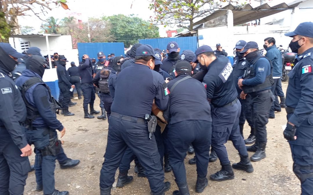 Conato de bronca en Policía de Coatza, elementos detienen a ex-director interino