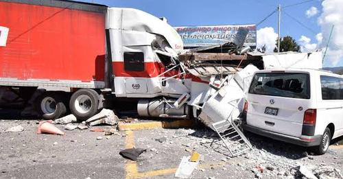 NORMALISTAS DE AYOTZINAPA LANZAN TRAILER A ELEMENTOS DE LA GUARDIA NACIONAL EN AUTOPISTA DEL SOL