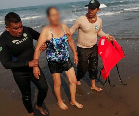 RESCATAN MUJER DE FUERTE OLEAJE EN PLAYAS DE LA MANCHA