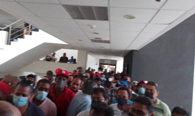 PROTESTAN EN JUZGADOS EXTRABAJADORES DE SAS