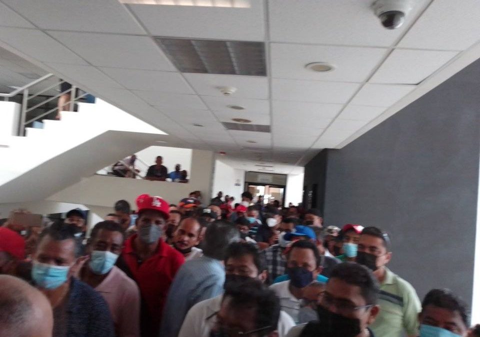 PROTESTAN EN JUZGADOS EXTRABAJADORES DE SAS