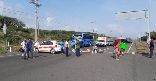 Habitantes bloquean la carretera Antón Lizardo por falta de luz