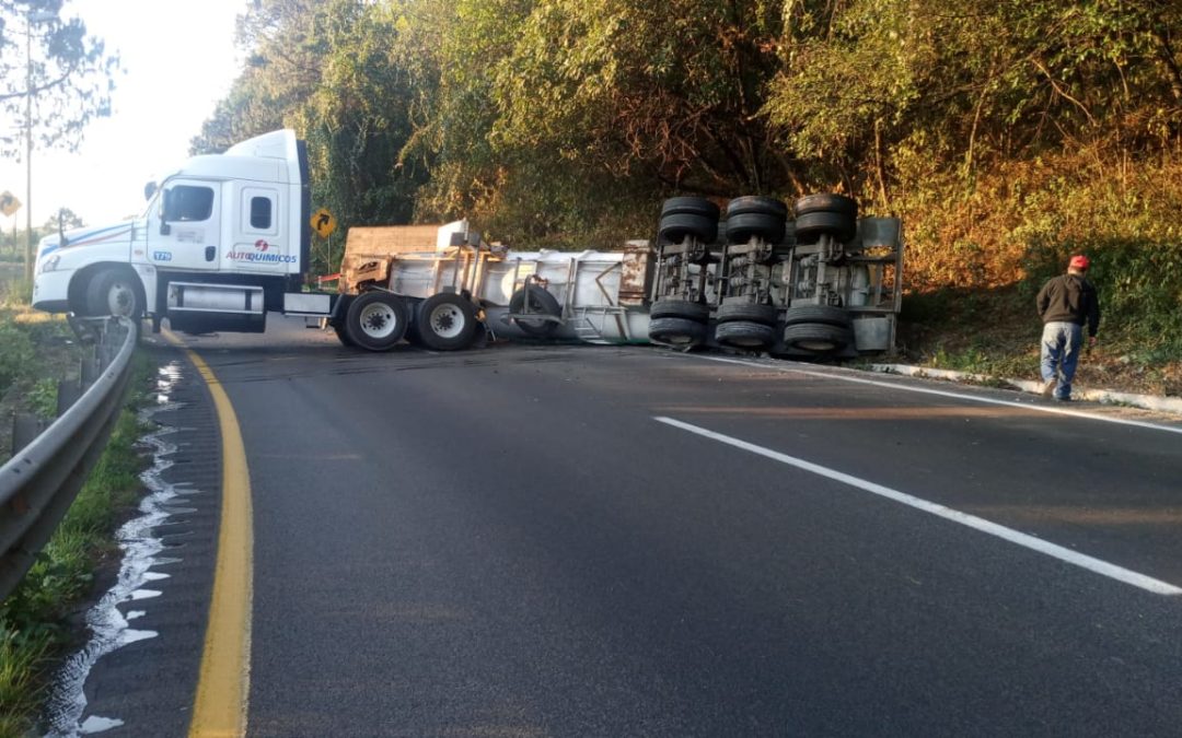 VOLCADURA DE REMOLQUE PROVOCA CIERRE DE LA AUTOPISTA CORDOBA-PUEBLA