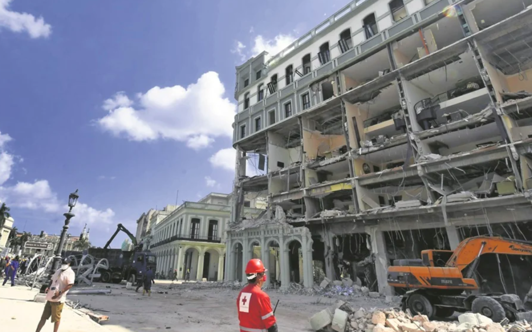 CUBANOS BUSCAN CON DESESPERACIÓN A FAMILIARES TRAS EXPLOSION EN EL HOTEL SARATOGA