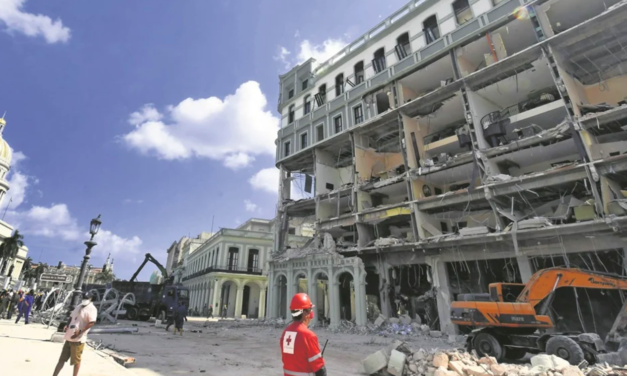 CUBANOS BUSCAN CON DESESPERACIÓN A FAMILIARES TRAS EXPLOSION EN EL HOTEL SARATOGA