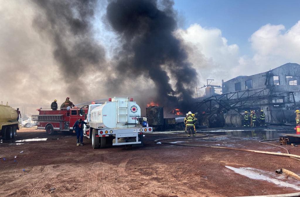 ATIENDEN 3 NIVELES DE GOBIERNO INCENDIO (FOTOS) EN PLANTA IMPREGNADORA DE LAS VIGAS
