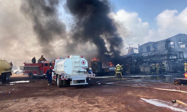 ATIENDEN 3 NIVELES DE GOBIERNO INCENDIO (FOTOS) EN PLANTA IMPREGNADORA DE LAS VIGAS