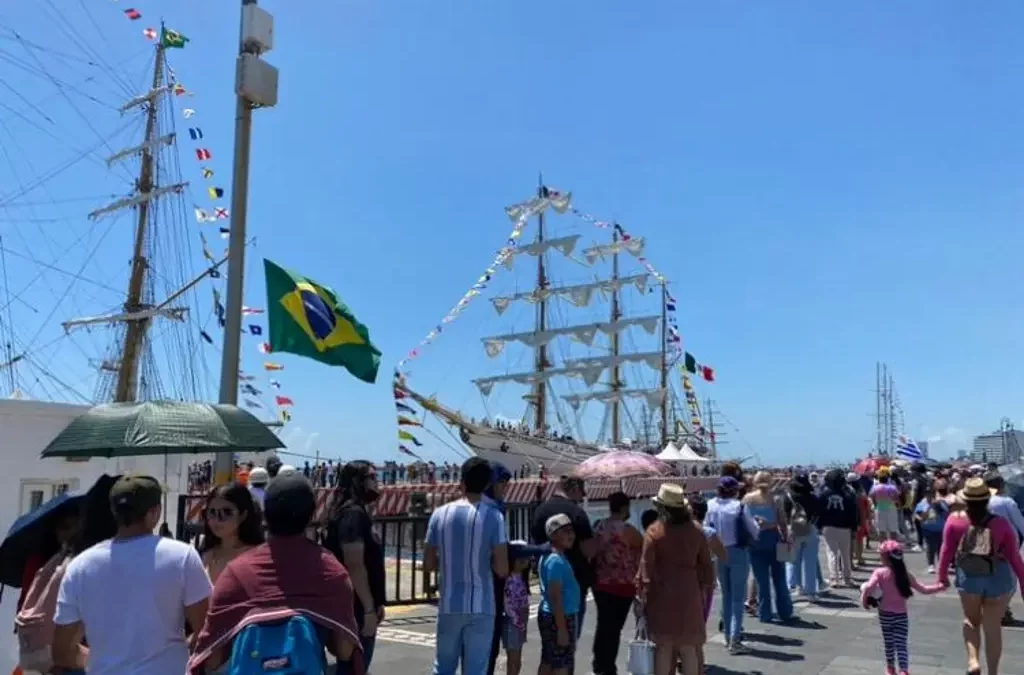 TURISTAS ABARROTAN VISITA A VELEROS
