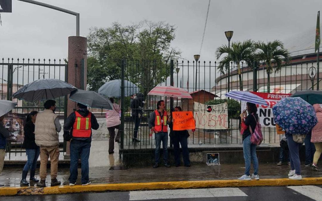 ANIMALISTAS DE ORIZABA SE MANIFESTARON EN LA ENTRADA DEL COLISEO «LA CONCORDIA»