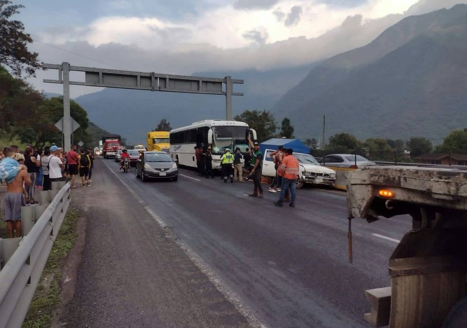 CHOCA AUTOBUS DONDE VIAJABAN MIGRANTES