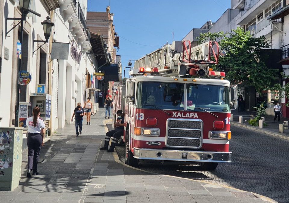 BOMBEROS DE ALAPA PIDEN AYUDA A TRAVES DEL MARTON DEL KILOMENTROS DE MONEDAS DE 10 PESOS