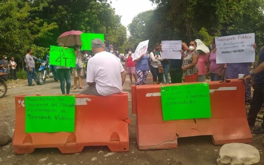 TAXISTAS BLOQUEAN LA CARRETERA MISANTLA-MARTINEZ DE LA TORRE