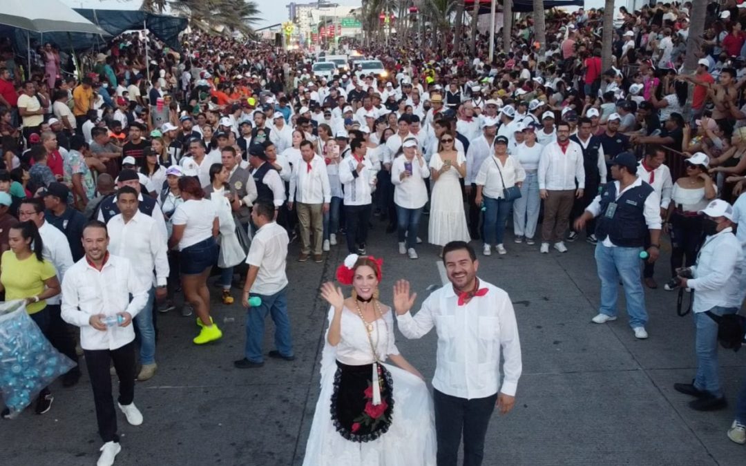 *La alcaldesa Paty Lobeira de Yunes, en traje de jarocha, encabeza el 3er desfile del Carnaval 2022*