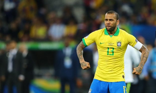 Pumas sigue negociando con Dani Alves