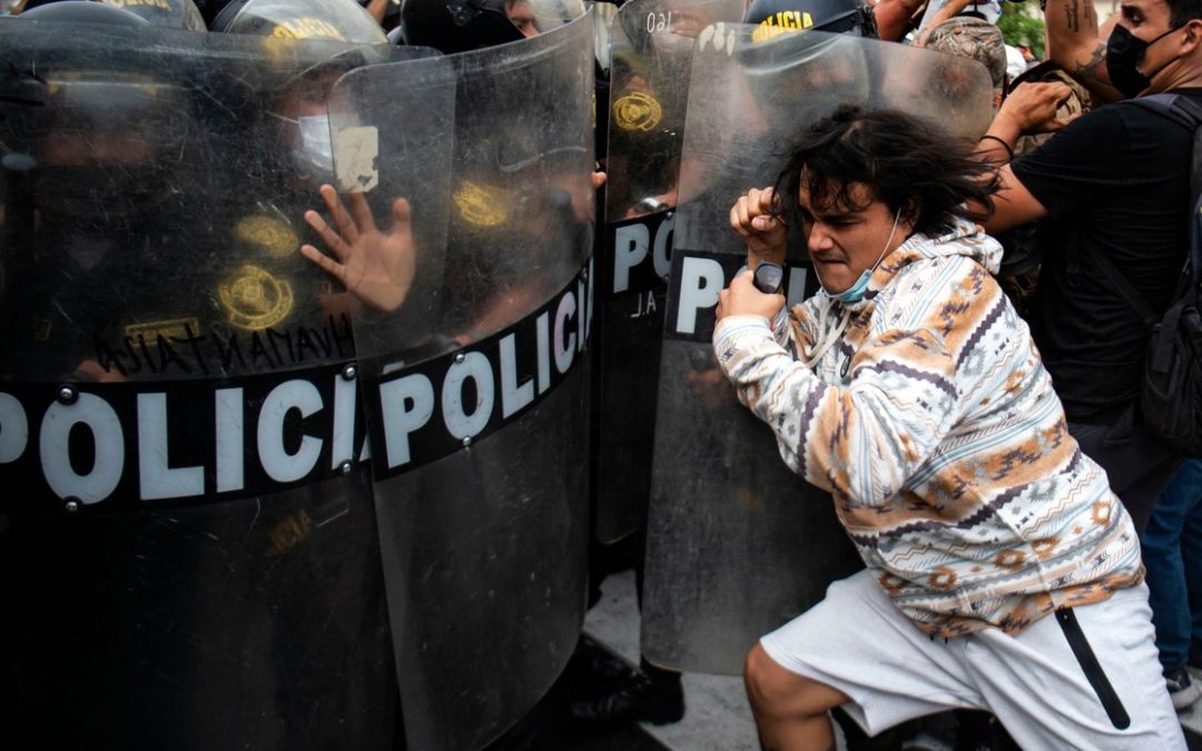 Educadores en Panamá protestan por alza en los combustibles