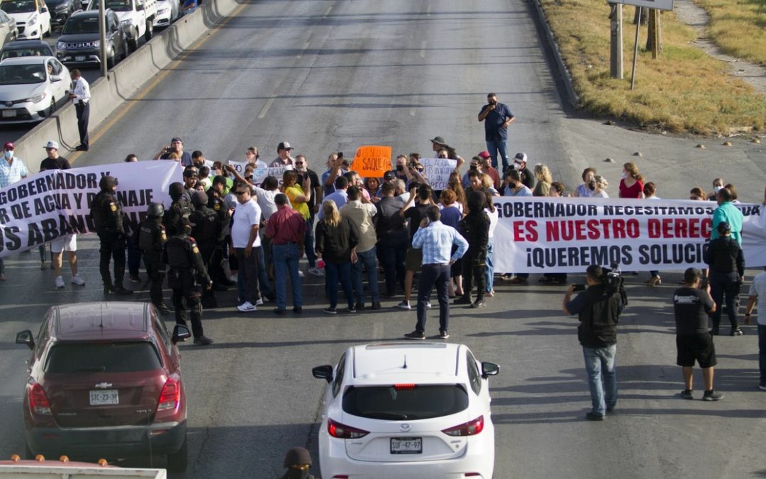 Protestas por escasez de agua colapsan vialidades en Monterrey
