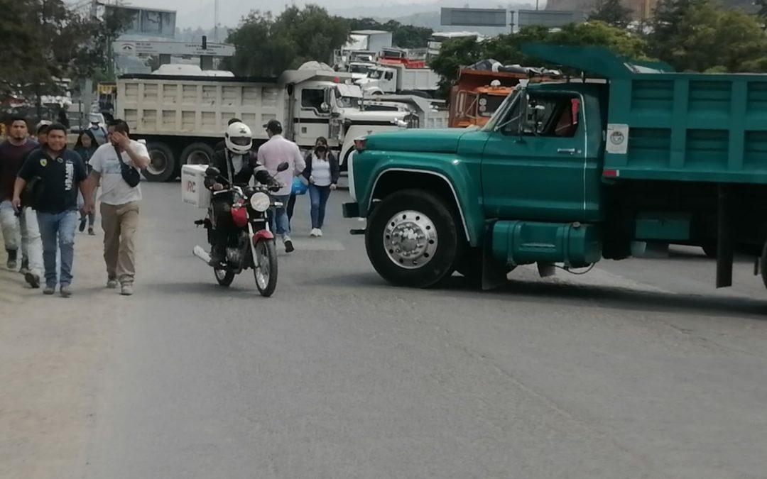 Transportistas bloquean por 5 horas carretera libre Naucalpan-Toluca